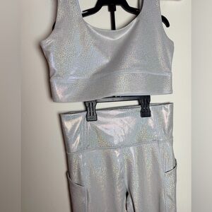 Fabletics Set Sparkly Silver High Rise Leggings Metallic Sport bra iridescent